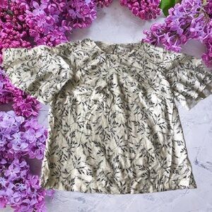 4/$25 White and black floral blouse with ruffle sleeves